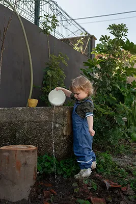 Criança a brincar com água